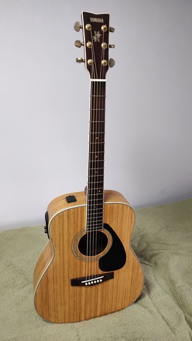 Yamaha FGX-B1N gitara elektroakustyczna Bamboo CASE  piękny instrument