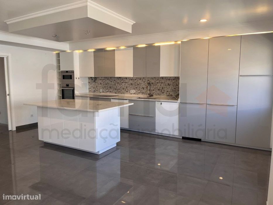4-Bedroom Apartment +1 in Amadora