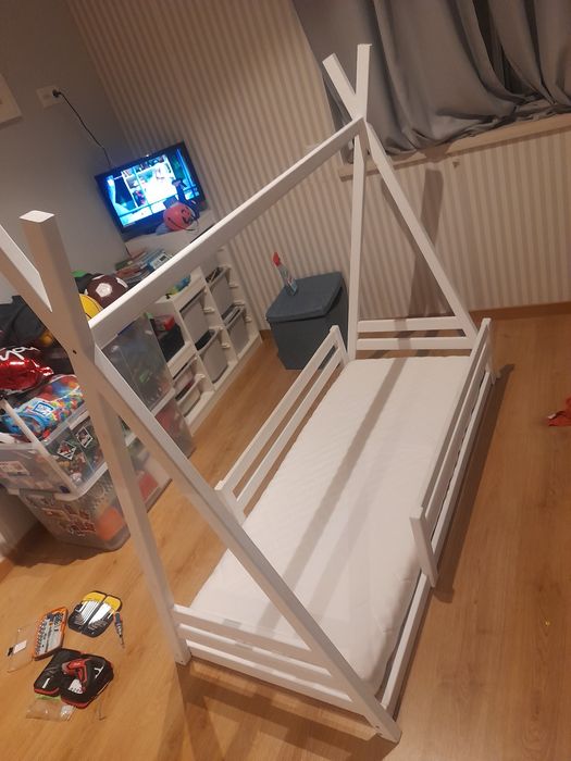 Cama montessori,feita à mão,que inclui; colchão,resguardo.