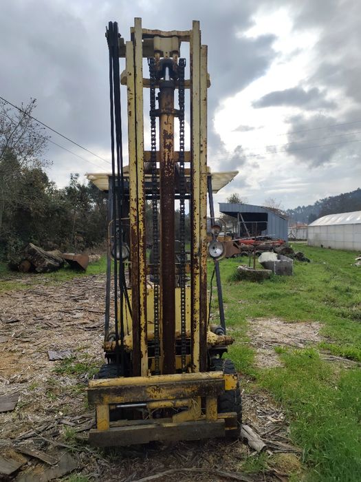 Torre de empilhador e empilhador para peças