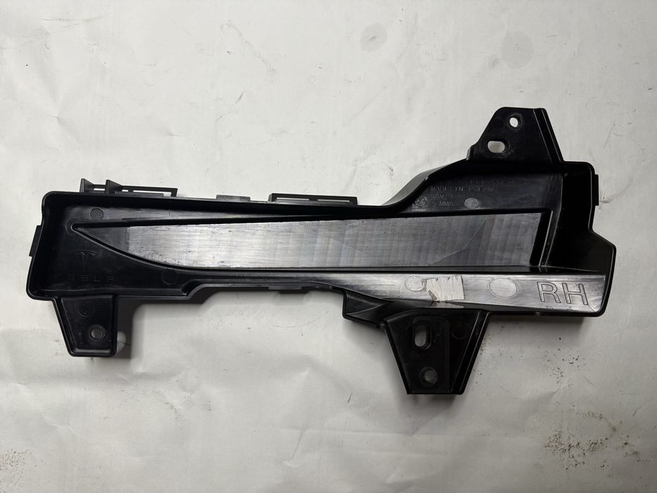 Tesla Model 3 заглушка протитуманної фари права 1490023-00-A