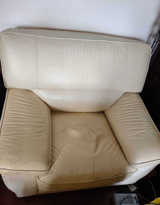 Sofá usado polipele. Boa estrutura, dá para forrar/tapar
Marcas gato