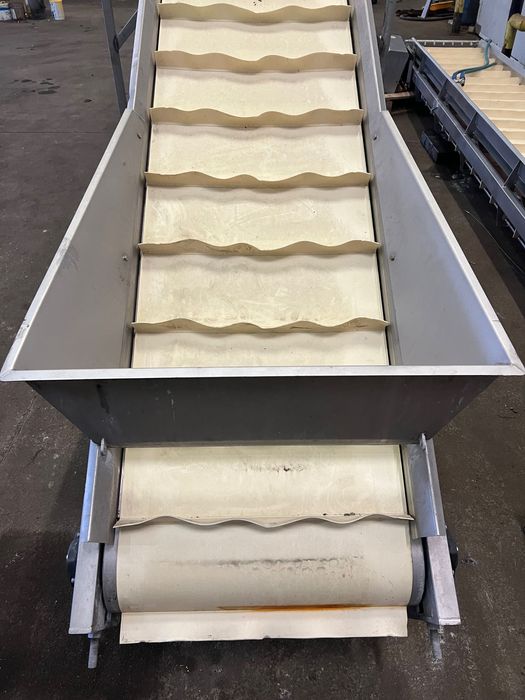 Przenośnik podajnik taśmowy z zabierakami spożywczy kwasoodporny