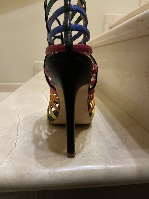 Sandalia de senhora multicolor em muito bom estado.