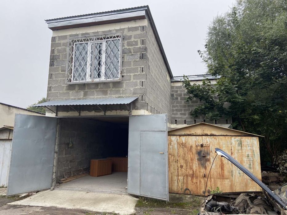 Продам двоповерховий кам'яний гараж