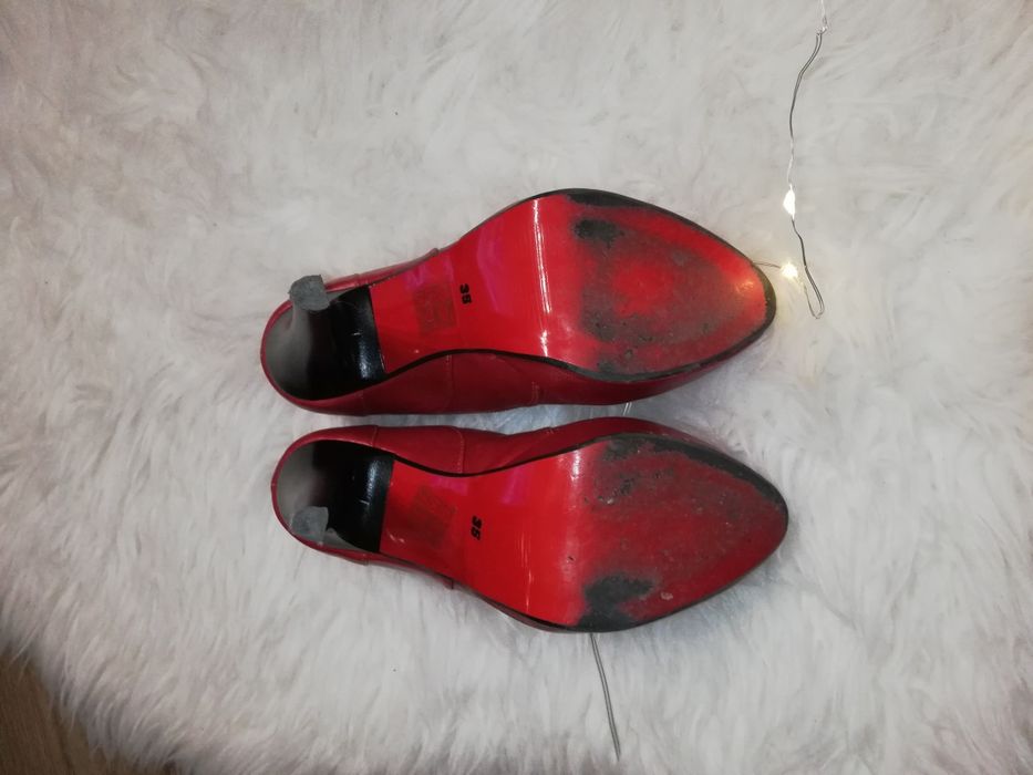 Czerwone skórzane szpilki