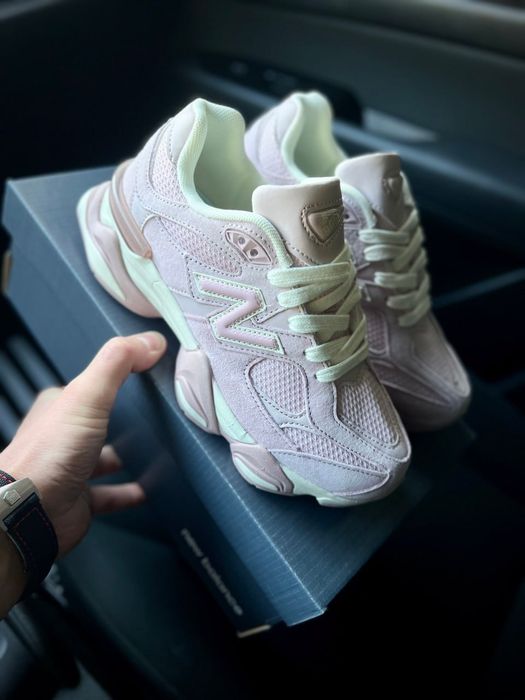 Жіночі кросівки New Balance 9060 рожеві