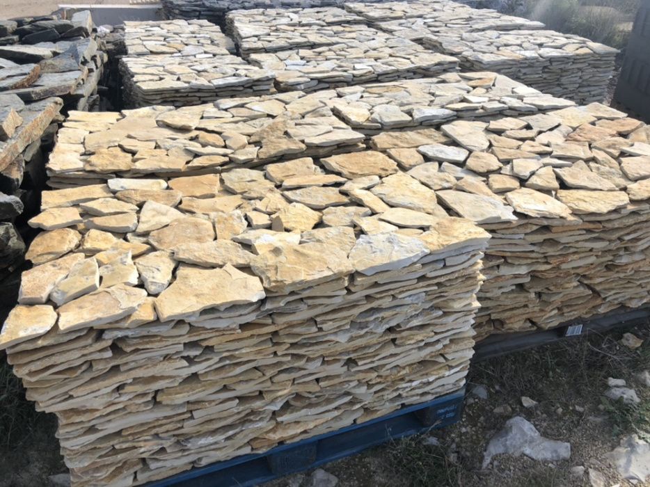 Pedra amarela natural sem cortes