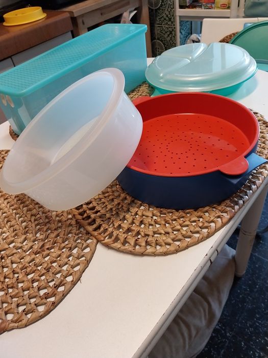 Seis caixas da Tupperwre's  novas comprei  muitas por gostar da marca
