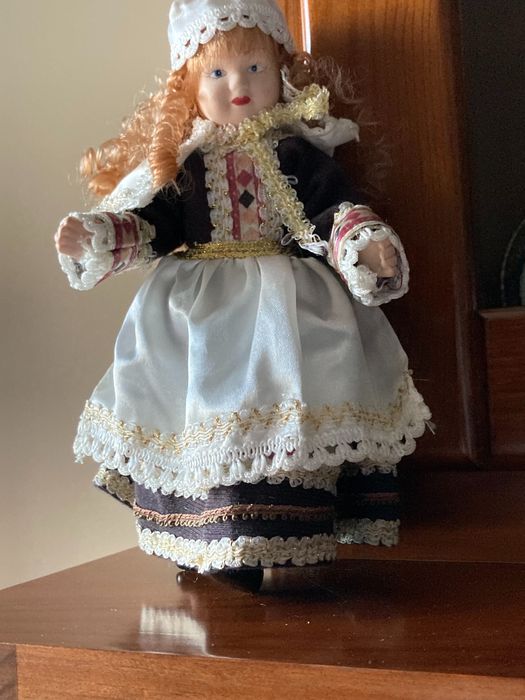 Boneca vintage nova