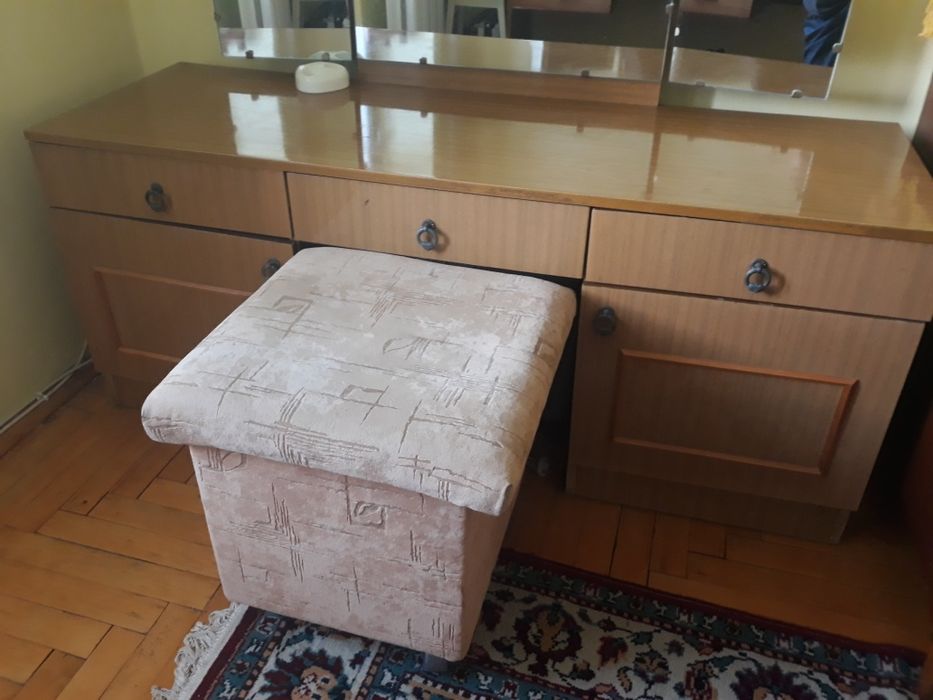 Трильяж з дзеркалом і пуфіком, трюмо