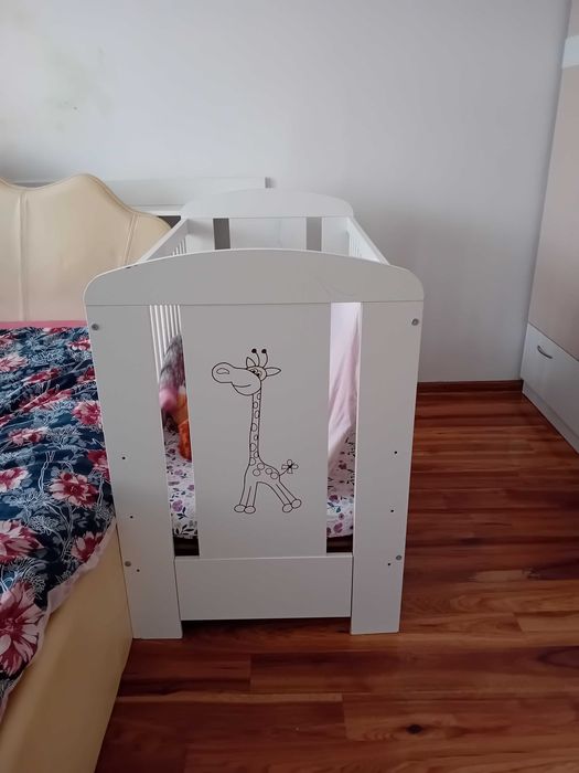 Białe łóżeczko z żyrafą