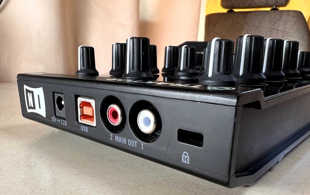Traktor Kontrol Z1 DJ Mixer (iPad & PC/Mac) + Box & Power Supply and USB Cable (I speak English)