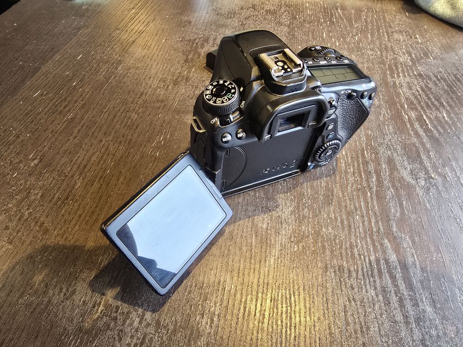 Canon 80D EOS DSLR c/ 2 baterias, carregador e alsa