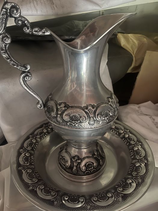 Vendo vários serviços de copos e peças decorativas