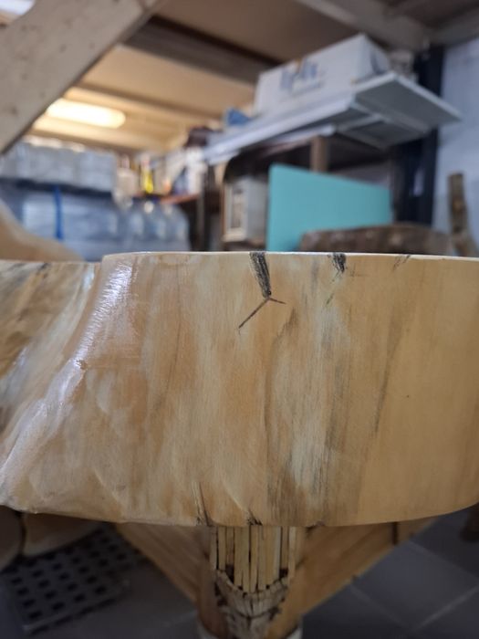 Mesa de de Sala Única, com tampo de madeira e vidro.