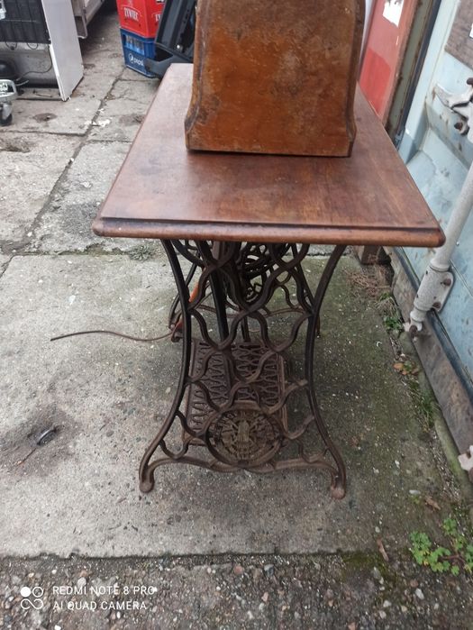 Antyczna maszyna do szycia Singer – kompletna, na żeliwnym stojaku