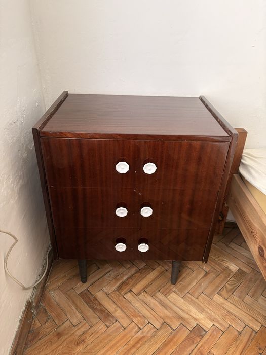 Szafka drewniana z trzema szufladami