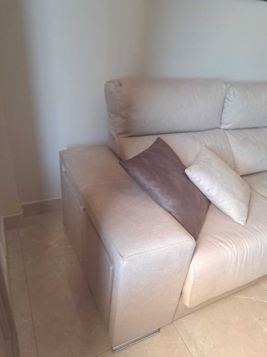 Sofa com dois puffs e arrumação