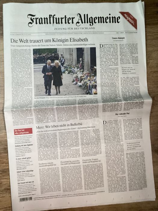 8 Jornais Morte Rainha Elizabeth II - Isabel II