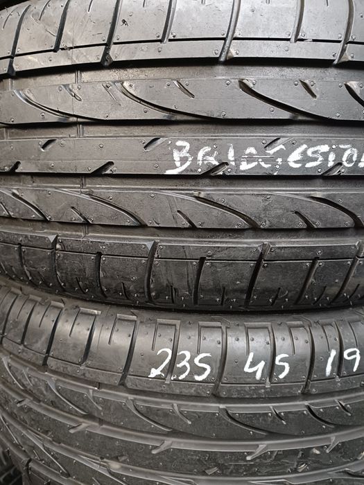 Pneus  235/45/19