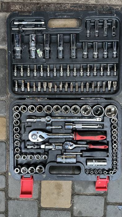 Набор інструментів ключів та головок