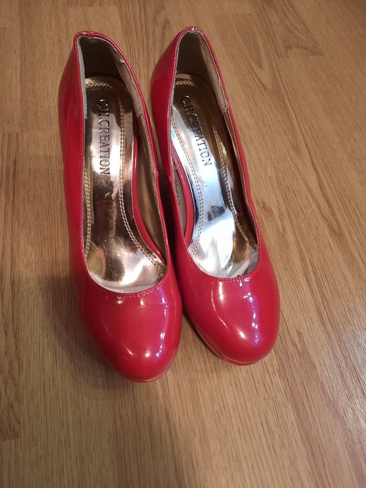 Яскраві лакові жіночі туфлі