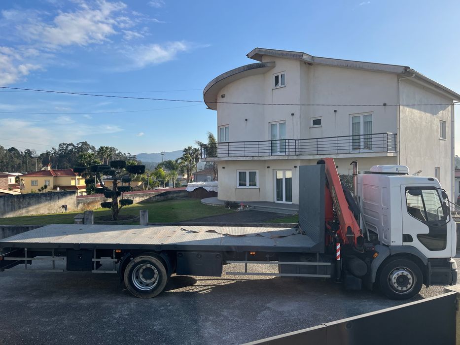 Camião plataforma com grua