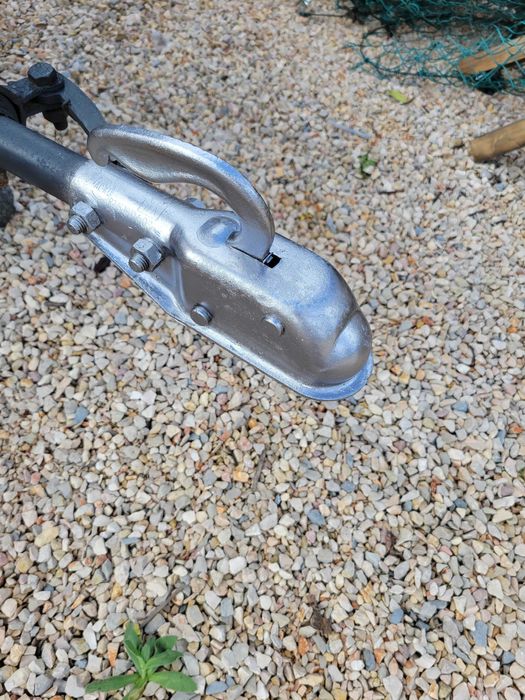 Reboque com a estrutura de cobertura e toldo