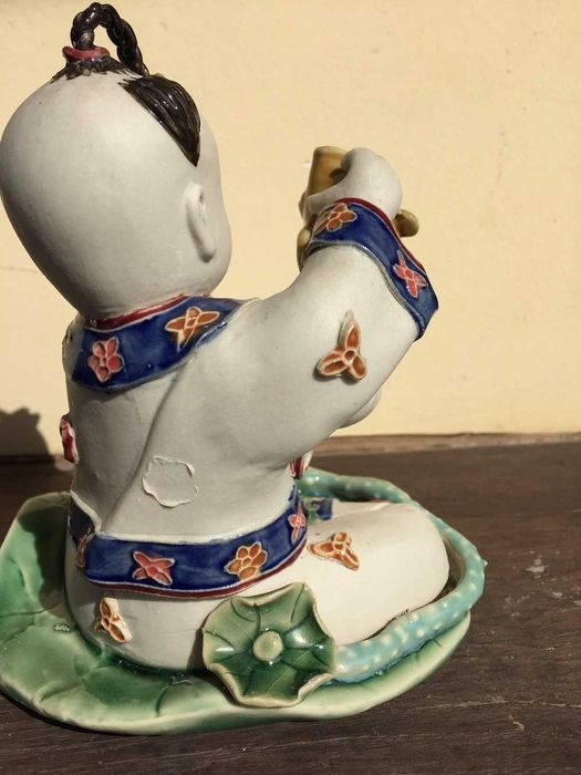 Companhia das Indias -- figura de menino com carpa  13 cm altura