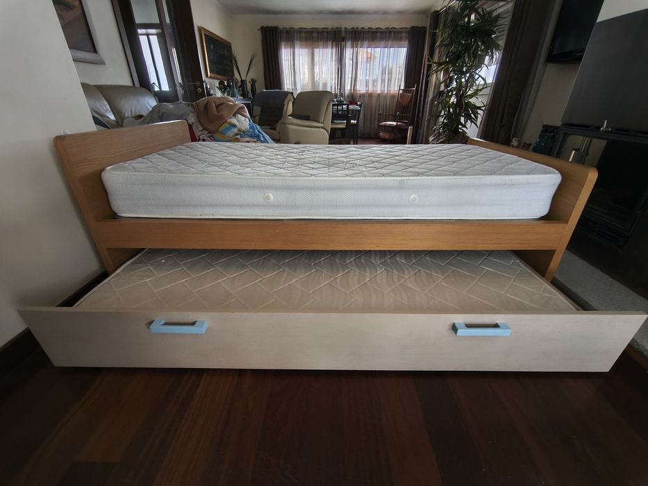 Cama individual dupla pinho e faia maciça + 3 prateleiras