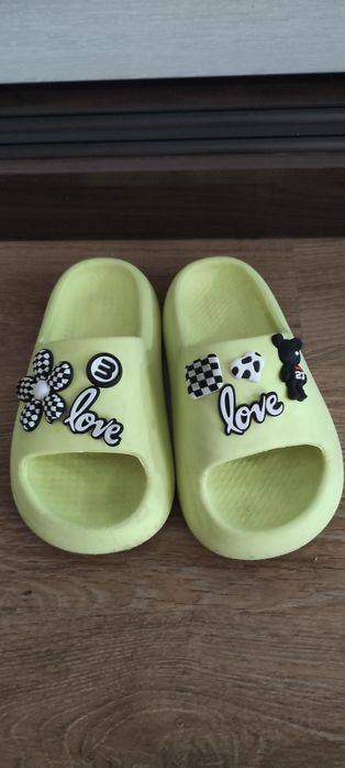 Летние яркие шлепки