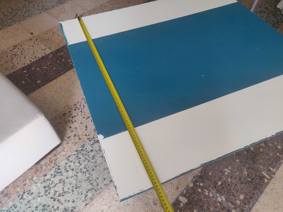 mesa de madeira pintada de azul