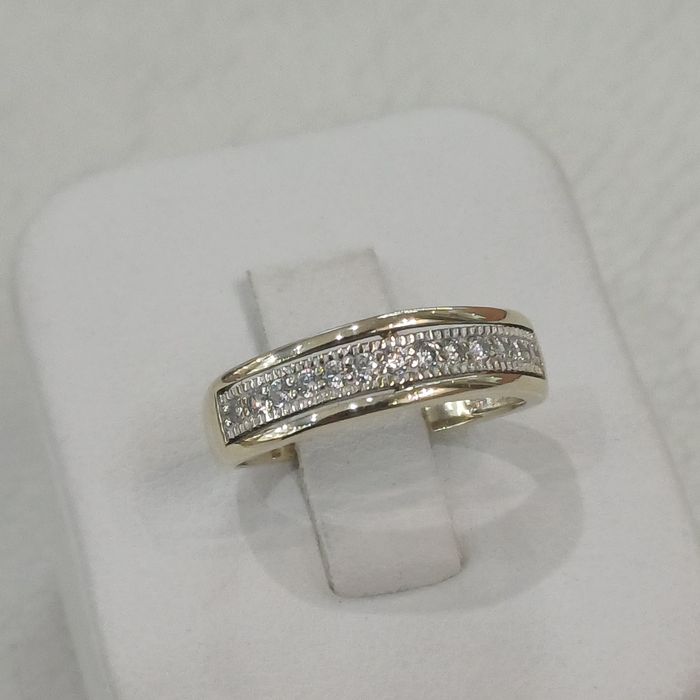 Pierścionek złoty z diamentami