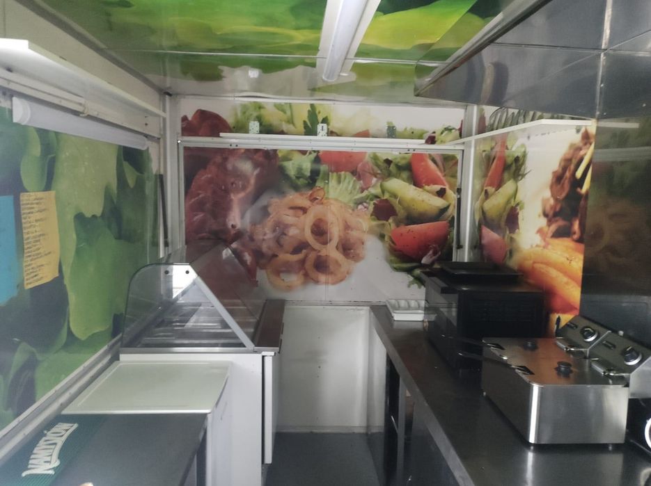 Duża przyczepa gastronomiczna