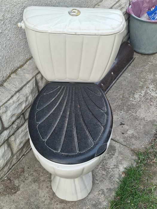 Унітаз компакт з кришкою та сидінням