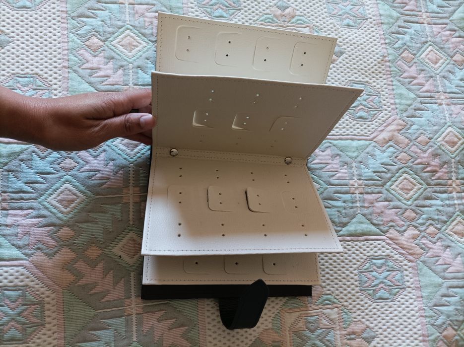 Coisas diversas (nécessaire, lenço e guarda brincos)