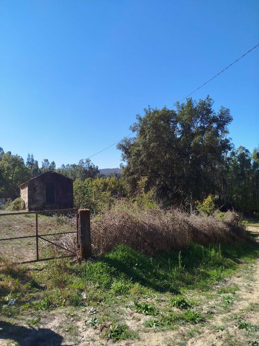 Terreno perto da barragem, sítio sossegado com 2 construções e água e eletricidade em Fornelo Arcozelo das Maias