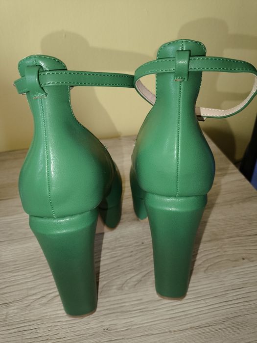 Buty czółenka na platformie słupku