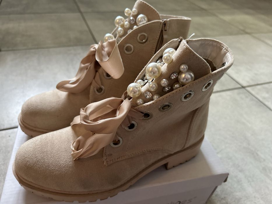 Beżowe botki z perełkami Ideal Shoes