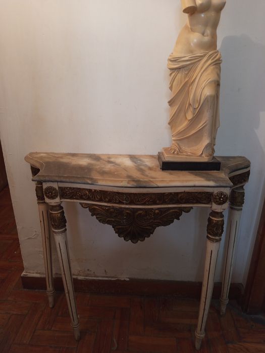 Mesa de apoio em mármore com estatueta