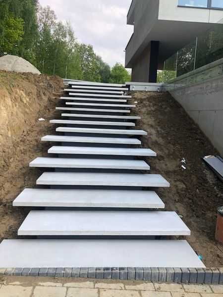 Schody lewitujące, kaskadowe; beton arch; duże formaty; pod wymiar