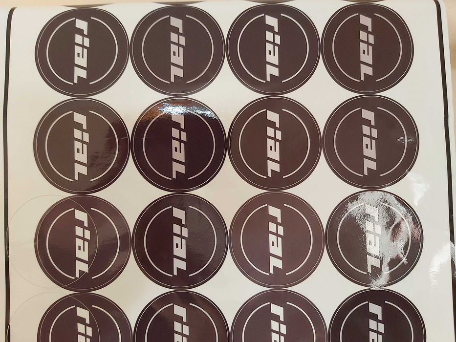 Naklejki na dekielki felg aluminiowych Rial.