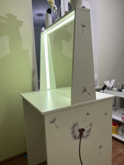 Столик с зеркалом для визажа срочна продажа/ обмін