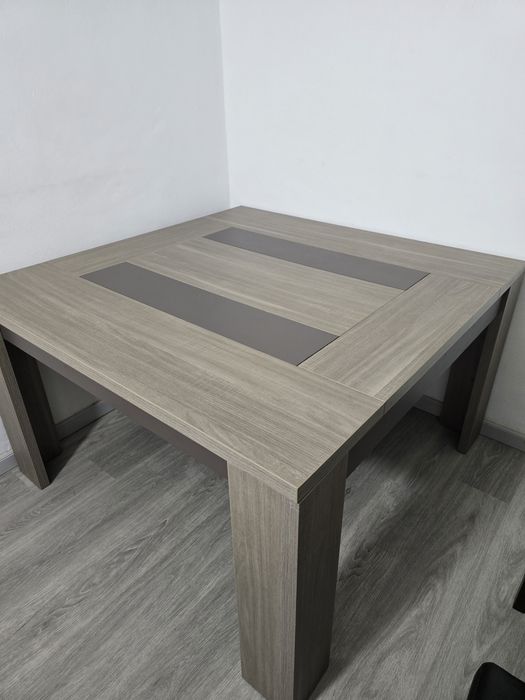 Mesa de sala robusta