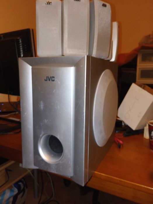5 colunas de som e subwoofer