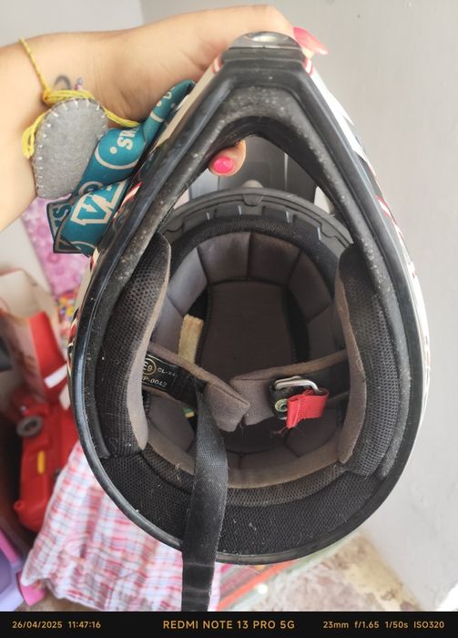 Dois capacetes vendidos juntos.