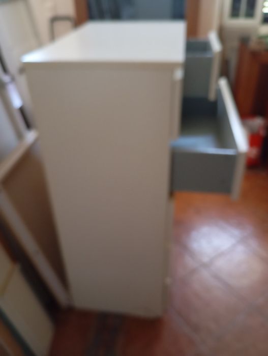Cómoda branca com 6 gavetas
