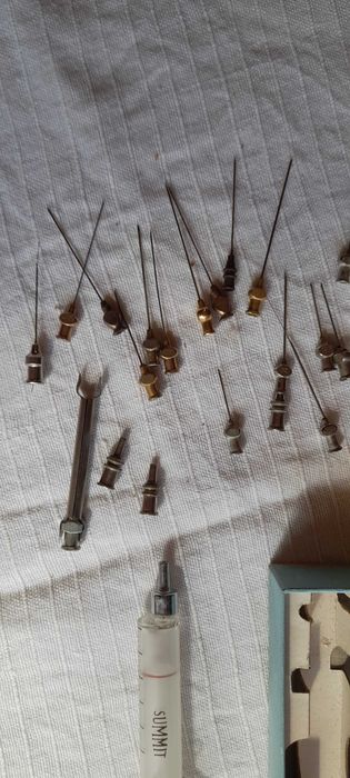 Seringas Agulhas em metal e respetivas caixas anos 50