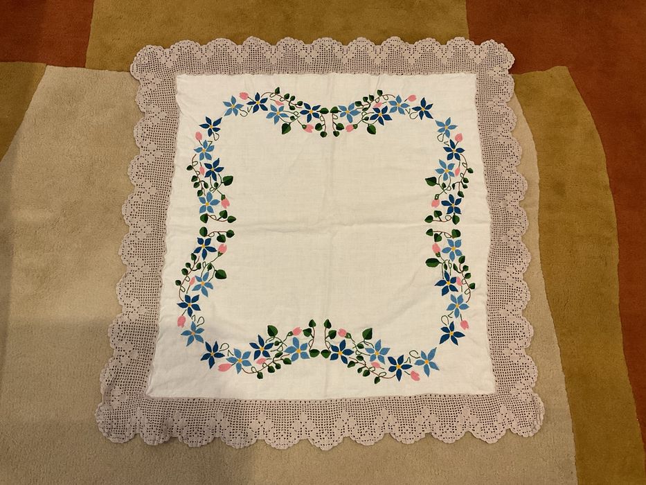 Toalha de mesa antiga em renda bordada com cercadura em renda 85x85 cm aprox.
